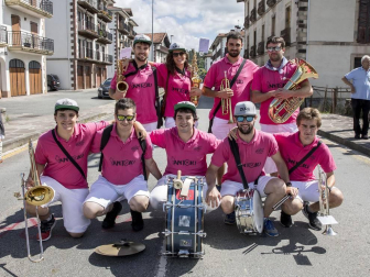 Celebración de la tradicional fiesta por las calles de Elizondo.