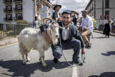 Celebración de la tradicional fiesta por las calles de Elizondo.