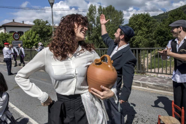 Celebración de la tradicional fiesta por las calles de Elizondo.