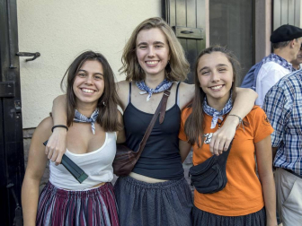 Celebración de la tradicional fiesta por las calles de Elizondo.