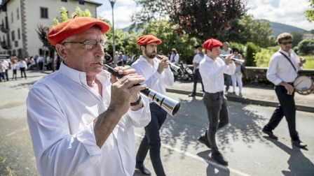 Celebración de la tradicional fiesta por las calles de Elizondo.