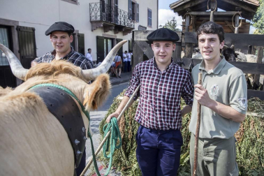 Celebración de la tradicional fiesta por las calles de Elizondo.