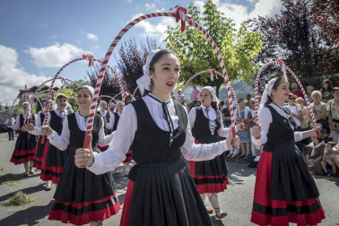 Celebración de la tradicional fiesta por las calles de Elizondo.