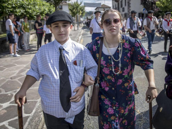 Celebración de la tradicional fiesta por las calles de Elizondo.