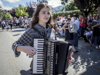 Celebración de la tradicional fiesta por las calles de Elizondo.