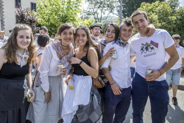 Celebración de la tradicional fiesta por las calles de Elizondo.