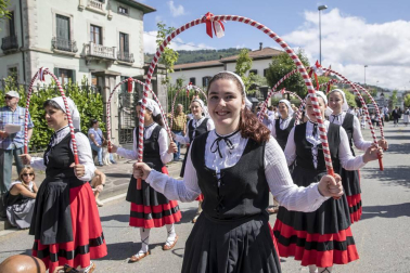 Celebración de la tradicional fiesta por las calles de Elizondo.