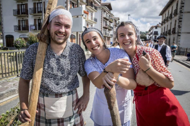 Celebración de la tradicional fiesta por las calles de Elizondo.