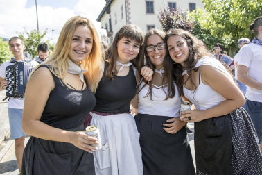 Celebración de la tradicional fiesta por las calles de Elizondo.