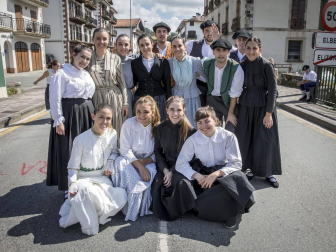 Celebración de la tradicional fiesta por las calles de Elizondo.