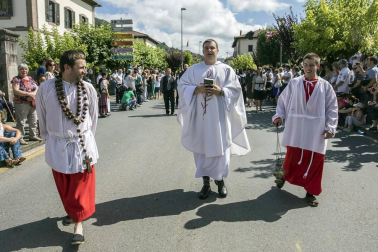 Celebración de la tradicional fiesta por las calles de Elizondo.