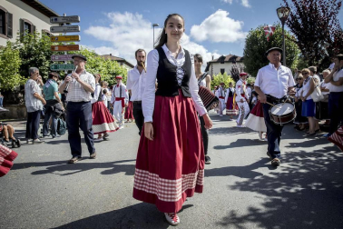 Celebración de la tradicional fiesta por las calles de Elizondo.