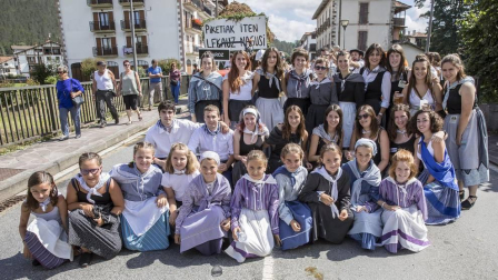 Celebración de la tradicional fiesta por las calles de Elizondo.
