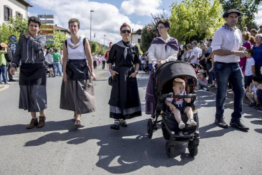 Celebración de la tradicional fiesta por las calles de Elizondo.