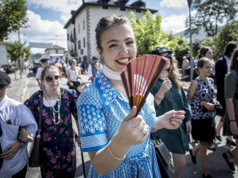 Celebración de la tradicional fiesta por las calles de Elizondo.