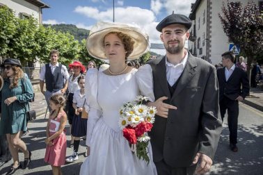 Celebración de la tradicional fiesta por las calles de Elizondo.