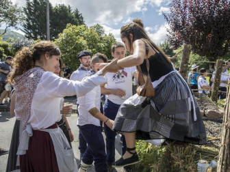 Celebración de la tradicional fiesta por las calles de Elizondo.