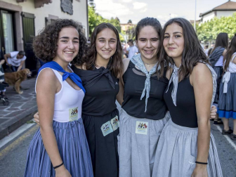 Celebración de la tradicional fiesta por las calles de Elizondo.