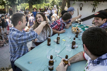Celebración de la tradicional fiesta por las calles de Elizondo.