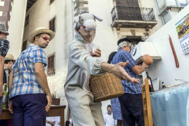 Celebración de la tradicional fiesta por las calles de Elizondo.