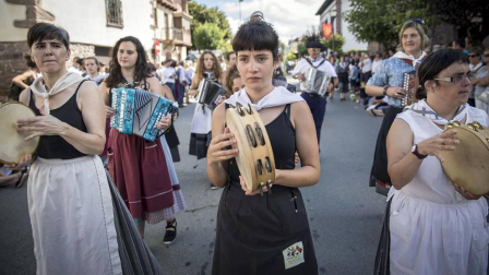 Celebración de la tradicional fiesta por las calles de Elizondo.