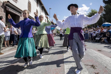 Celebración de la tradicional fiesta por las calles de Elizondo.