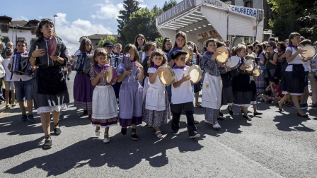 Celebración de la tradicional fiesta por las calles de Elizondo.