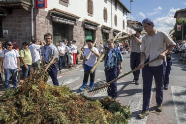 Celebración de la tradicional fiesta por las calles de Elizondo.