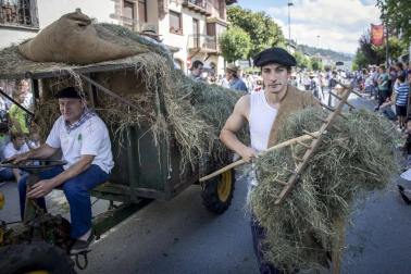 Celebración de la tradicional fiesta por las calles de Elizondo.