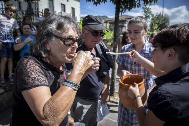 Celebración de la tradicional fiesta por las calles de Elizondo.