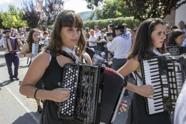 Celebración de la tradicional fiesta por las calles de Elizondo.