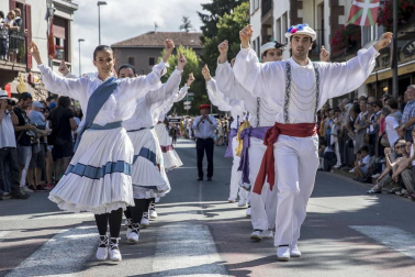 Celebración de la tradicional fiesta por las calles de Elizondo.