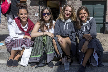 Celebración de la tradicional fiesta por las calles de Elizondo.