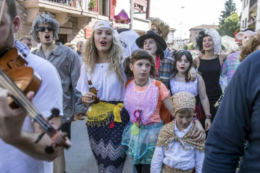 Celebración de la tradicional fiesta por las calles de Elizondo.