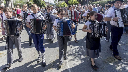 Celebración de la tradicional fiesta por las calles de Elizondo.
