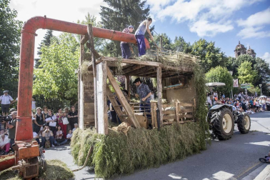Celebración de la tradicional fiesta por las calles de Elizondo.