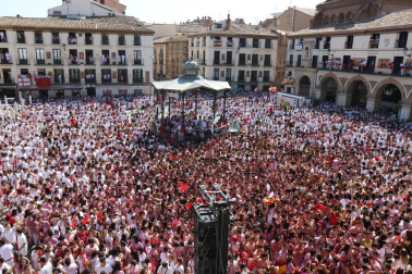 La Casa del Reloj, en la plaza de los Fueros de Tudela, ha acogido un año más el lanzamiento del cohete, que esta vez ha estado protagonizado por colectivos feministas.