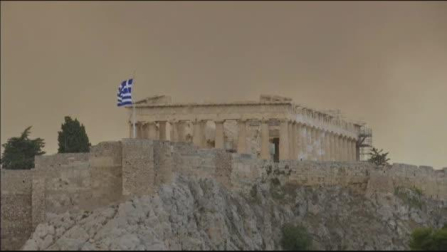 El humo oscurece la Acrópolis de Atenas
