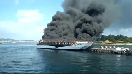 Un incendio en un barco de pasajeros deja decenas de heridos en Pontevedra