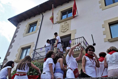 El chupinazo de este año estuvo marcado por el reconocimiento al grupo de auroros de la localidad
