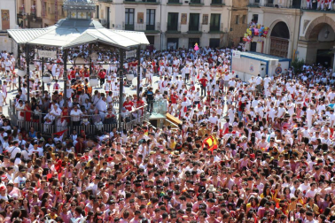 La Casa del Reloj, en la plaza de los Fueros de Tudela, ha acogido un año más el lanzamiento del cohete, que esta vez ha estado protagonizado por colectivos feministas.