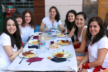Fotos de los almuerzos previos al cohete de las Fiestas de Santa Ana de Tudela 2018.