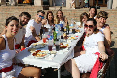 Fotos de los almuerzos previos al cohete de las Fiestas de Santa Ana de Tudela 2018.
