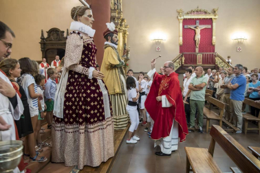 Imágenes de la misa dedicada a Santiago y mutil dantza en el segundo día (25 de julio) de las fiestas de Elizondo