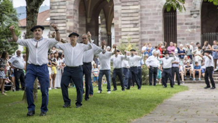 Imágenes de la misa dedicada a Santiago y mutil dantza en el segundo día (25 de julio) de las fiestas de Elizondo