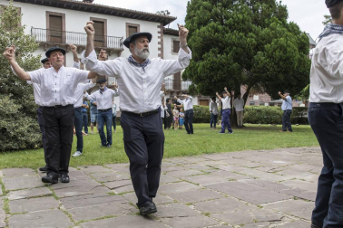 Imágenes de la misa dedicada a Santiago y mutil dantza en el segundo día (25 de julio) de las fiestas de Elizondo