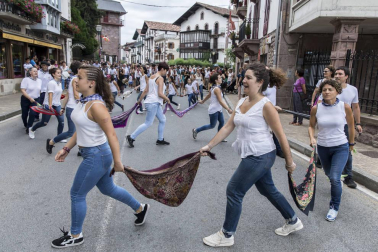 Imágenes de la misa dedicada a Santiago y mutil dantza en el segundo día (25 de julio) de las fiestas de Elizondo