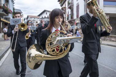 Imágenes de la misa dedicada a Santiago y mutil dantza en el segundo día (25 de julio) de las fiestas de Elizondo