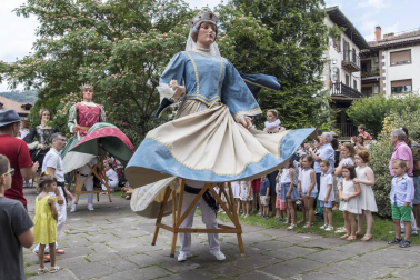 Imágenes de la misa dedicada a Santiago y mutil dantza en el segundo día (25 de julio) de las fiestas de Elizondo