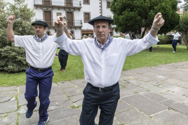 Imágenes de la misa dedicada a Santiago y mutil dantza en el segundo día (25 de julio) de las fiestas de Elizondo
